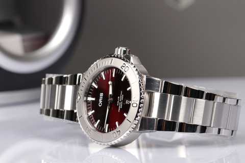 ORIS Diving Aquis Date Relief Cherry 733.7730.4158 MB 8.24.05